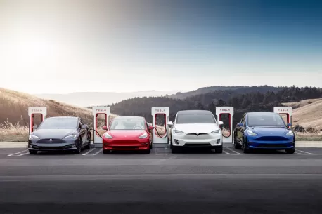 „Tesla“ fiksuoja istorinius rezultatus: automobilių rinkoje tokių skaičių dar nepasiekė nei Vokietijos nei Japonijos milžinės