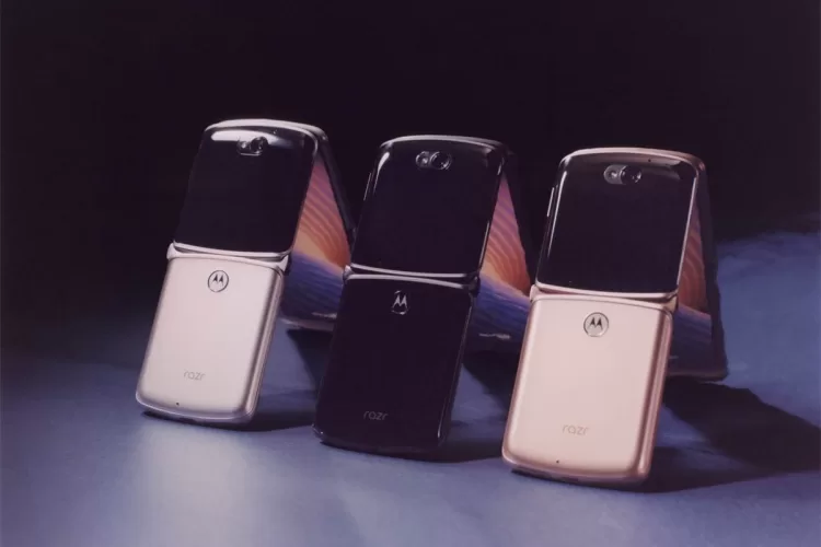 Sulenkiamų telefonų rinkoje darosi karšta: „Motorola“ ketina pristatyti trečios kartos „Razr“ modelį su esminiais patobulinimais