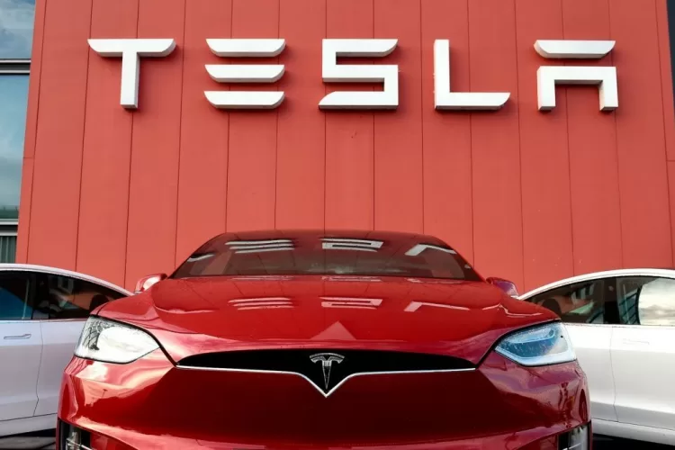 Tokių dalykų „Tesla“ automobiliuose dar nėra buvę: amerikiečių šeima įsirašė į bendrovės istoriją ir išgyrė turimą elektromobilį