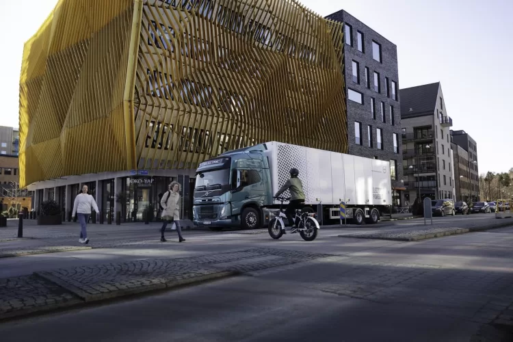 „Volvo Trucks“ sulaukė didžiausio elektrinių sunkvežimių užsakymo istorijoje: logistikos milžinė gaus ne tik transporto priemones