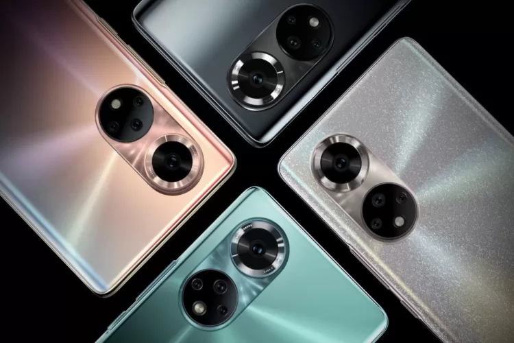 Smukus „Huawei“ populiarumui „HONOR“ grįžo į geriausiai parduodamų telefonų trejetuką