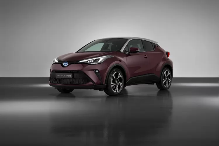 „Toyota“ pristatė atnaujintą C-HR modelį: akį džiuginantis dizainas ir dar daugiau galimybių