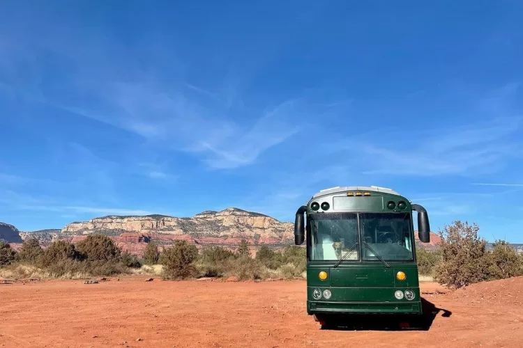 Senas mokyklinis autobusas atgimė naujam gyvenimui, pamatykite kaip jis tapo įspūdingais namais ant ratų
