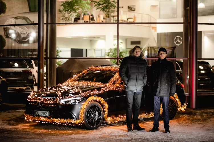 Tokio „Mercedes-Benz“ jūs dar būsite nematę: Lietuvos metų automobilis pasipuošė išskirtinėmis Kalėdų dekoracijomis