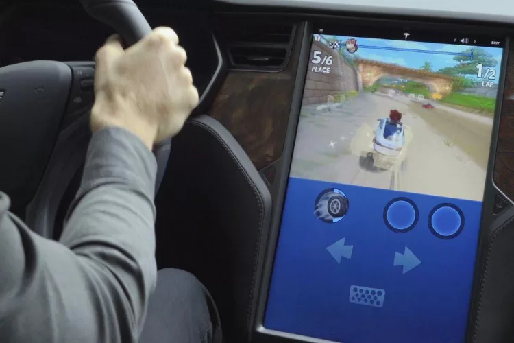 „Tesla“ imasi svarbių saugumo pakeitimų: apribos galimybę automobilyje žaisti žaidimus