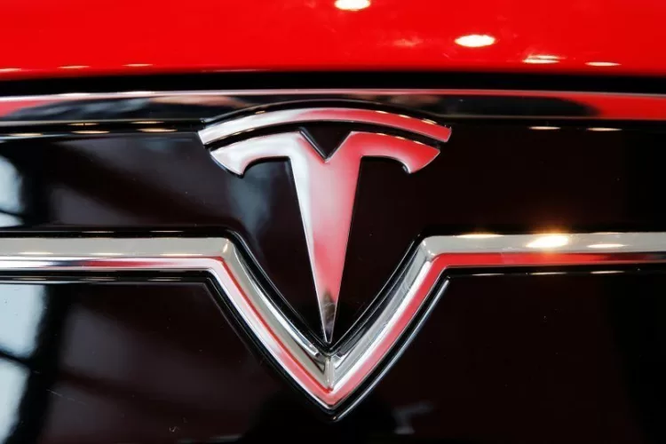 „Tesla“ problemos niekaip nesibaigia: bendrovė priversta atšaukti beveik pusę milijono automobilių