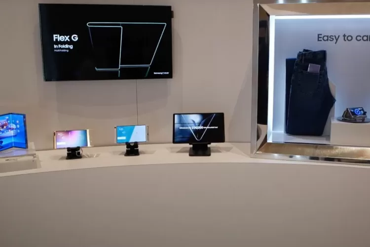 „Samsung“ demonstruoja raumenis: pamatykite kaip atrodys ateities telefonai