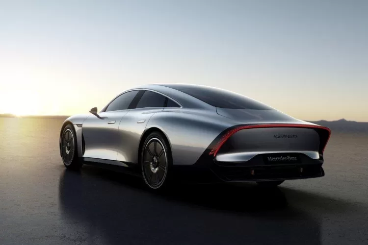 „Mercedes-Benz“ pristatė revoliucinį elektromobilį: vienu įkrovimu įveiksite atstumą, kurio negali pasiūlyti kiti
