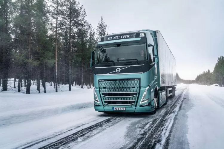 „Volvo Trucks“ pristatė naujieną elektriniams sunkvežimiams: pademonstruoti unikali saugumo įranga