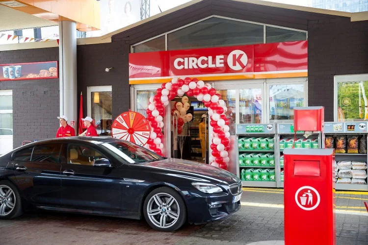 „Circle K“ ne tik paliko Rusiją, bet ir kviečia aukoti: surinktą paramą Ukrainai ketina padvigubinti