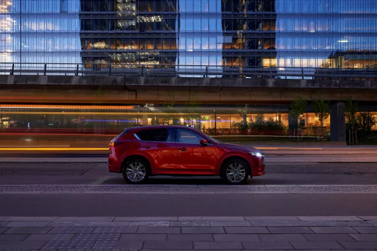 „Mazda“ pristatė atnaujintą CX-5 visureigį – pastebimi pokyčiai apima visą automobilį