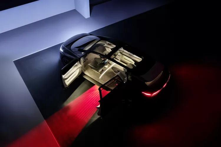 Naujasis „Audi“ šedevras - sukurtas galvojant apie maksimalų keleivių patogumą: erdvi kelionė didmiesčio širdyje