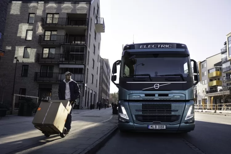 Nulinė emisija pristatant prekes – realybė: DHL užsisakė dešimtis elektrinių „Volvo Trucks“ sunkvežimių