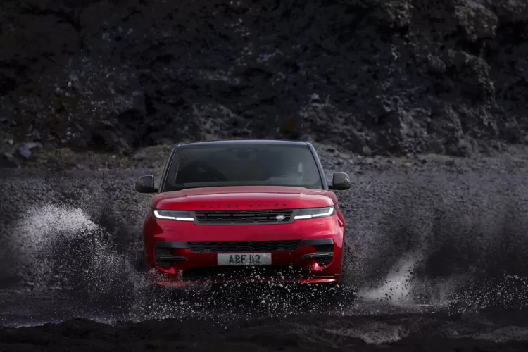 Pristatytas naujasis „Range Rover Sport“: įspūdingasis SUV pristatytas pasitelkiant neįtikėtinus triukus