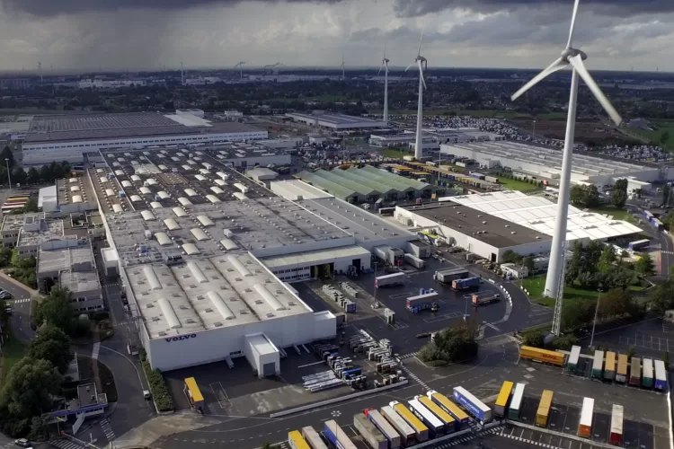 Prasideda elektrinių sunkvežimių bumas: „Volvo Trucks“ atidaro savo pirmąją baterijų surinkimo gamyklą Belgijoje