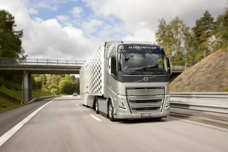 Pergalės degalų taupymo bandymuose: „Volvo FH“ sunkvežimis su specialia sistema tapo taupiausiu modeliu