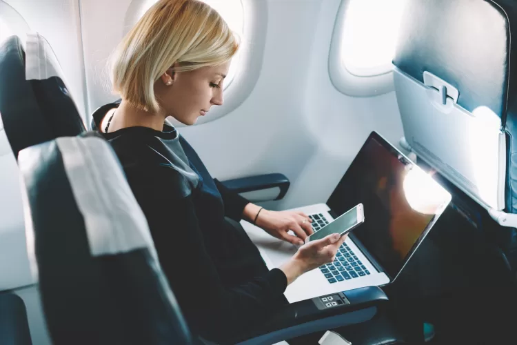 Daugeliui mūsų puikiai žinoma problema: kodėl internetas lėktuve iki šiol yra retenybė?