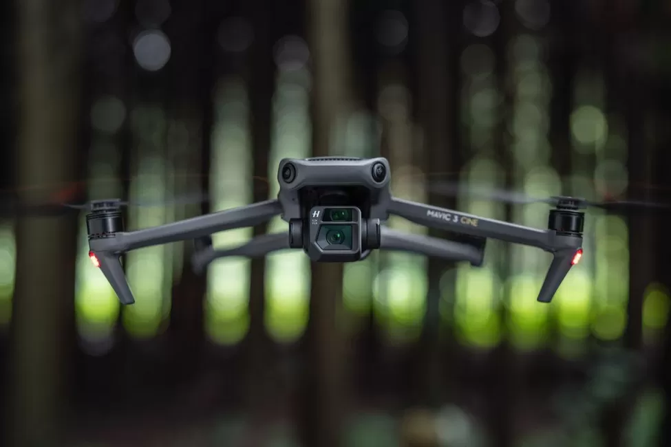 DJI pristatė naująjį „Mavic 3“ droną: dvi kameros su stabilizacija, beveik valanda skraidymo ir dar daugiau