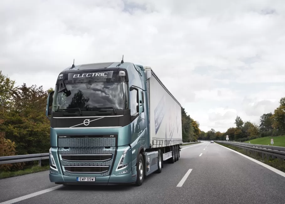 Atlikti pirmieji elektra varomo „Volvo“ sunkvežimio bandymai: rezultatai pranoko visus lūkesčius