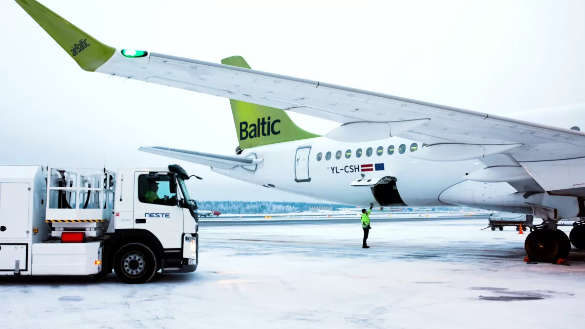 „airBaltic“ didina tvariųjų aviacinių degalų naudojimą