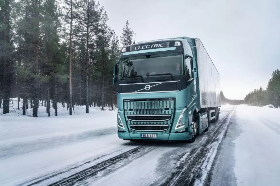 „Volvo Trucks“ pristatė naujieną elektriniams sunkvežimiams: pademonstruoti unikali saugumo įranga
