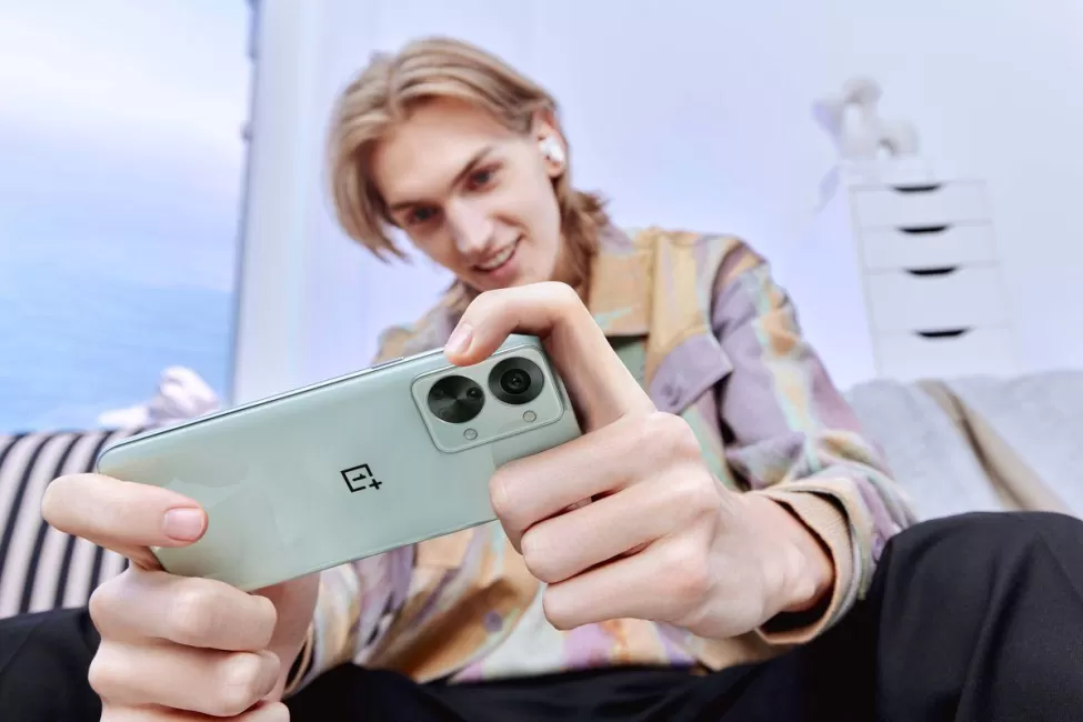 „OnePlus“ pristatė naująjį „Nord 2T“ telefoną: už itin patrauklią kainą pasiūlys keletą naujovių ir itin spartų įkrovimą