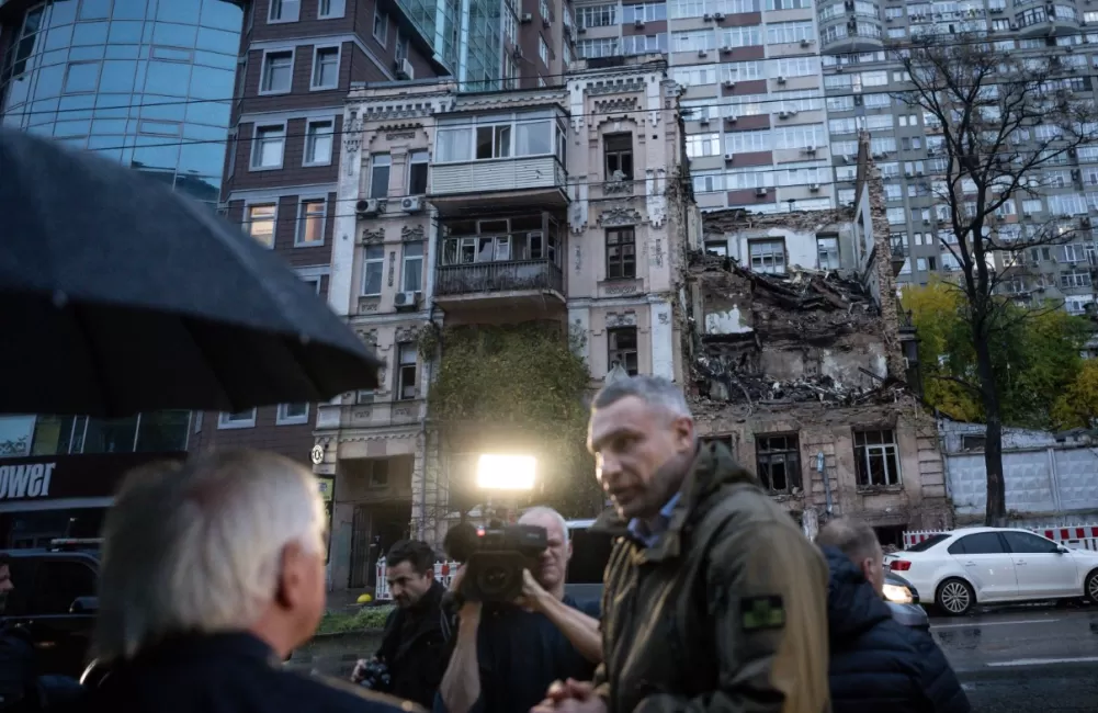 Ketvirtadienio vakarą ukrainiečiai pasitiko tamsoje: milijonai žmonių visoje Ukrainoje naktį praleido visiškoje tamsoje