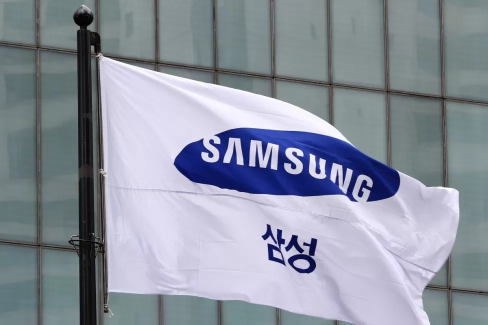 Amžiaus dvikova telefonų rinkoje: „Samsung“ ir toliau lenkia pagrindinius savo konkurentus