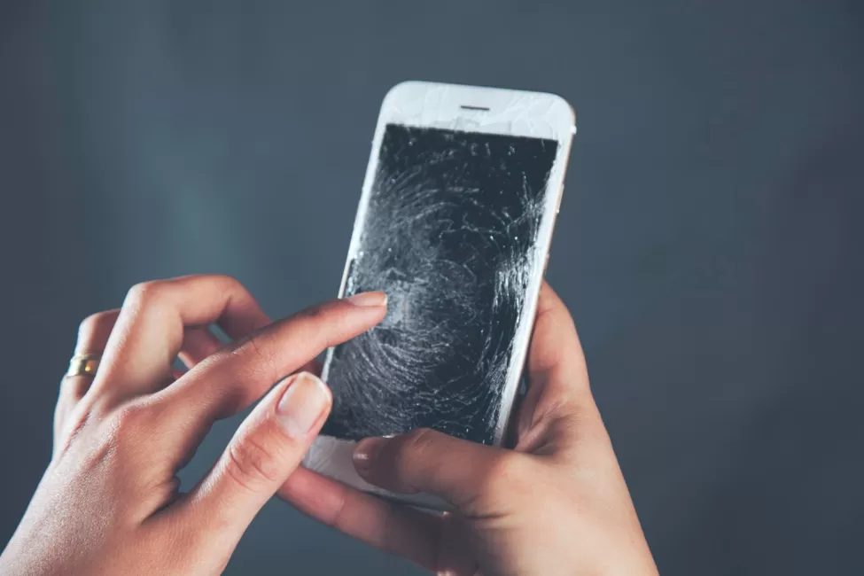 Sudužo jūsų telefono ekranas? Sužinokite, kaip pasikeisti telefono ekraną pačiam – tai gerokai paprasčiau nei galvojate