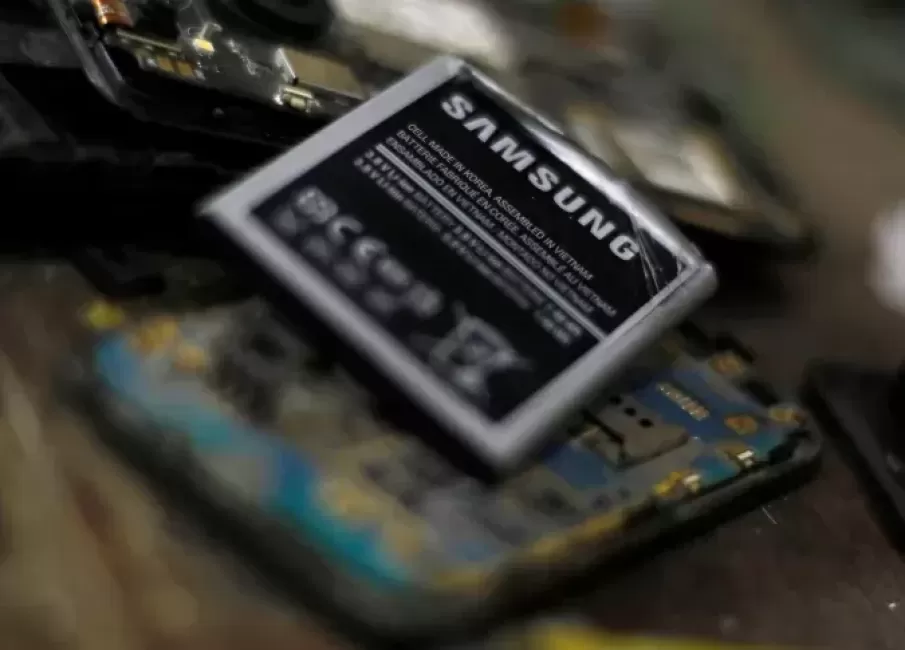 „Samsung“ telefonų savininkai turėtų rimtai sunerimti: žinomas apžvalgininkas aptiko problemą, kuri gali sukelti net ir įrenginių sprogimą