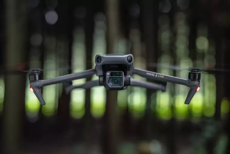 DJI pristatė naująjį „Mavic 3“ droną: dvi kameros su stabilizacija, beveik valanda skraidymo ir dar daugiau