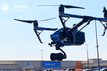 „Walmart“ išbando netradicinį sprendimą: COVID-19 testus pristato pasitelkę dronus