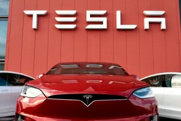 „Tesla“ dar kartą nutildė visus kritikus: bendrovė 2021 metus užbaigė pasiekus įspūdingus rezultatus