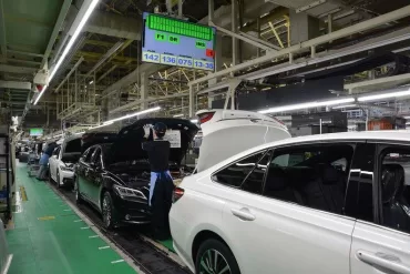 „Toyota“ ir vėl mažins produkciją, tačiau vis tiek gali užfiksuoti įspūdingą rekordą
