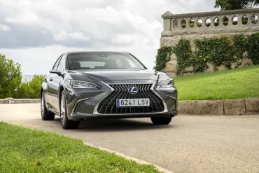 Į Lietuvos kelius išriedės naujasis „Lexus“: novatoriškos saugumo technologijos, hibridinė pavara ir patraukli kaina