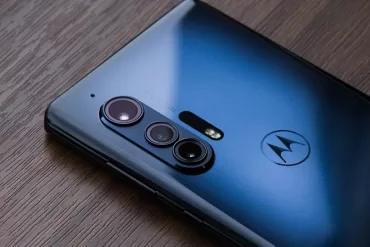 „Motorola“ drebins išmaniųjų telefonų pasaulį: įspūdingą sprendimą paslėpė tiesiai po ekranu, sužinokite kokį