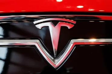 „Tesla“ problemos niekaip nesibaigia: bendrovė priversta atšaukti beveik pusę milijono automobilių