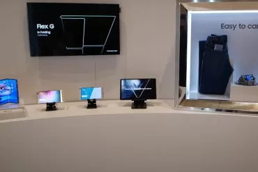 „Samsung“ demonstruoja raumenis: pamatykite kaip atrodys ateities telefonai