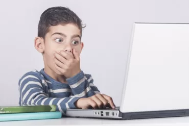 Nustokite atiminėti prietaisus: kaip tinkamai pasirūpinti vaikų saugumu internete?