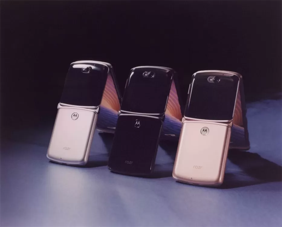 „Motorola“ pristatė atnaujintą sulenkiamą telefoną: patobulintos savybės, 5G palaikymas ir keturženklė kaina