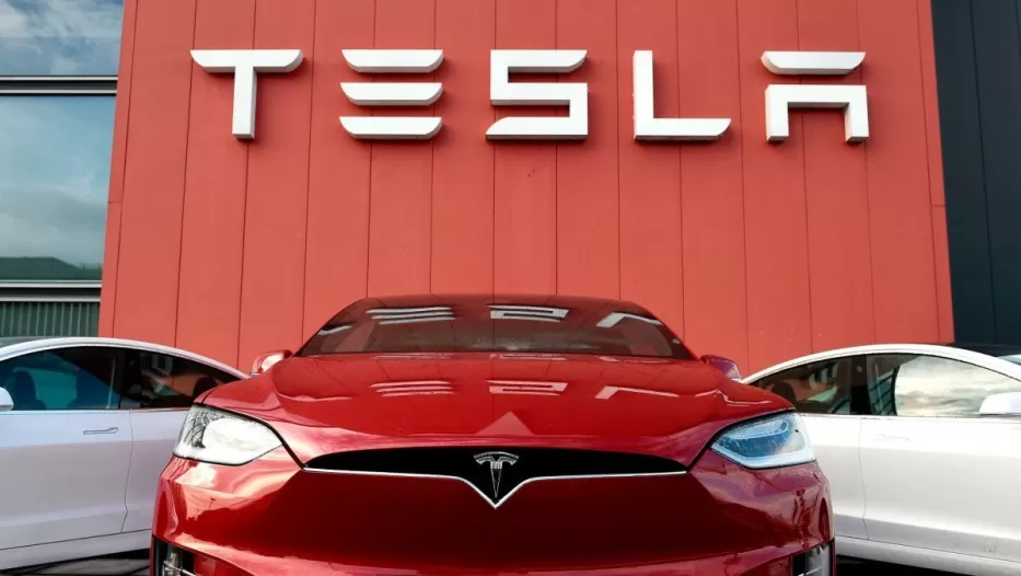 „Tesla“ ir Muskas sulaukė netikėto kirčio: kompanijos įkūrėjas pažėrė itin aštrios kritikos elektromobiliams, palygino su telefonais