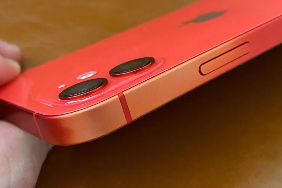 Dar vienas „Apple“ skandalas: „iPhone” telefonų korpusai kažkodėl keičia spalvą