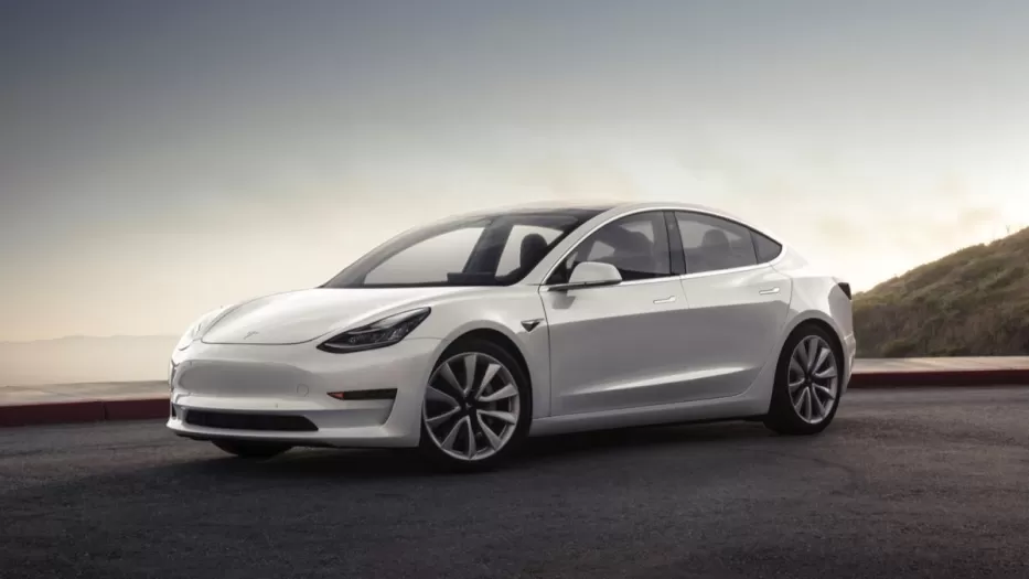 Vienoje šalyje „Tesla” siūlo „Model 3” su juokingu 151km nuvažiuojamu atstumu: kam to reikia?