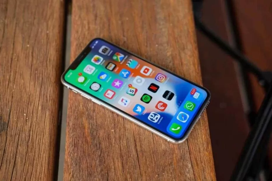 „Apple“ ketina mažinti naujausių „iPhone“ telefonų kainas