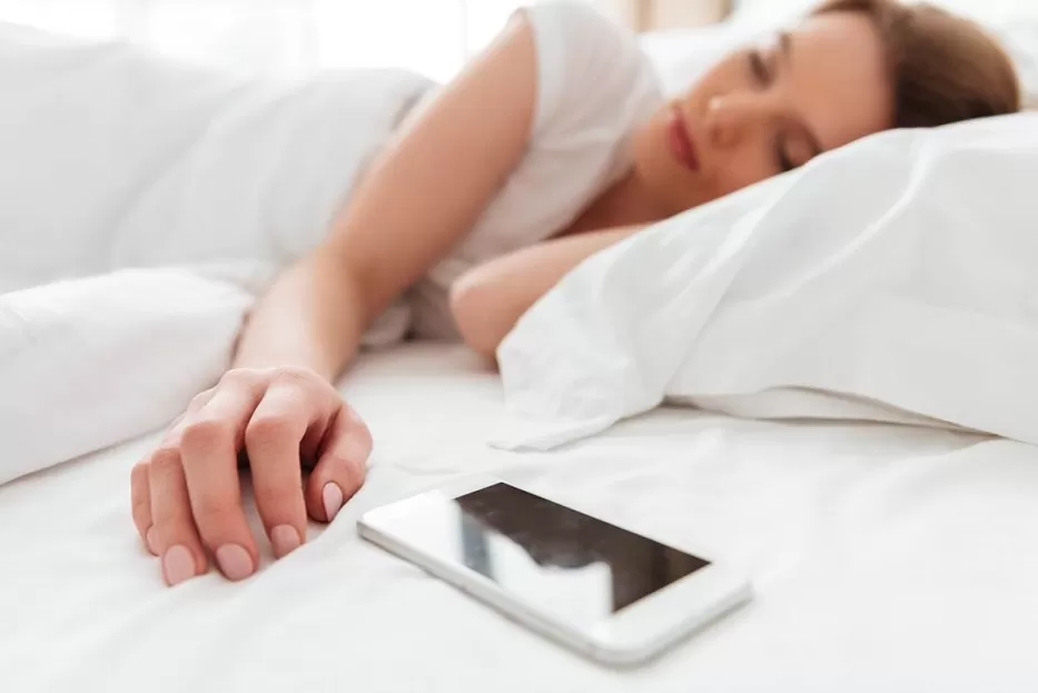 Ekranai pasiglemžia mūsų miegą: daugeliui mūsų trūksta bent valandos