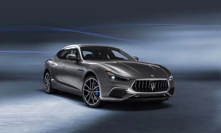 „Maserati“ plečia savo asortimentą: pristatys pirmąjį hibridinį modelį