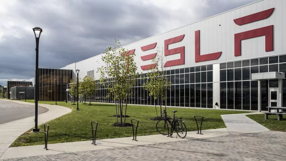 E.Musko valdoma „Tesla“ turi rimtų problemų: Vokietijos gamykloje kilęs gaisras įsiutino visuomenę, reikalaujama uždarymo