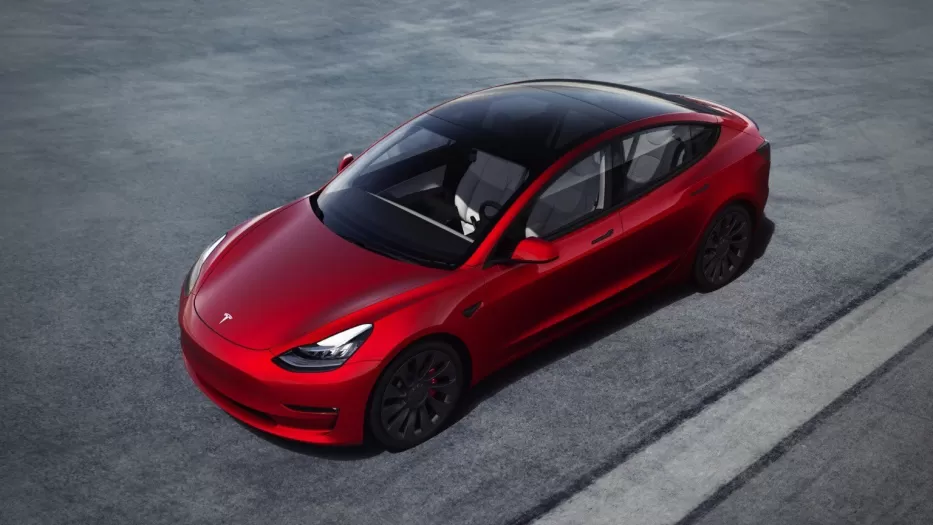 „Tesla“ ketina atnaujinti „Model 3“: naujoji versija turėtų pasiūlyti dar daugiau kilometrų su vienu įkrovimu