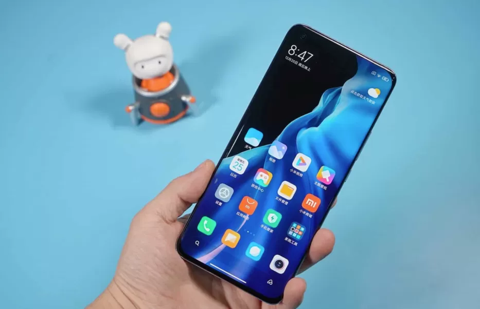 „Xiaomi“ ruošia staigmeną mažesnių telefonų gerbėjams: pasirodė informacija apie kompaktišką modelį