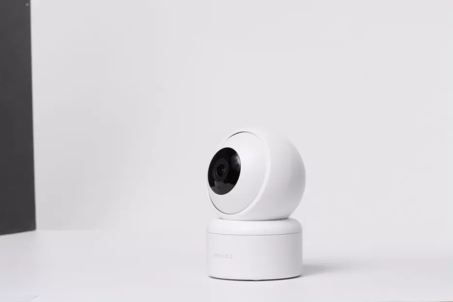 Ši vos 23€ kainuojanti stebėjimo kamera turi būti visuose namuose: apsaugos nuo vagių ir kitų pavojų